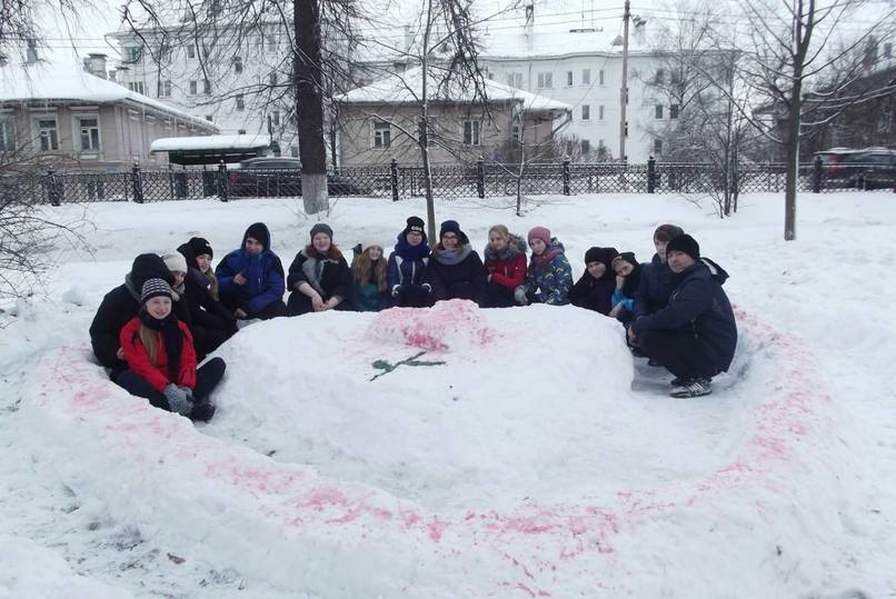 Вологжане слепят снежные фигуры у Петровского домика 14 февраля